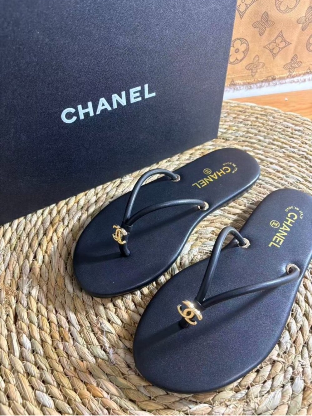Black Leather CC Thong Sandals with Gold Logo Hardware. Size 39 US8 - Picture 9 of 9